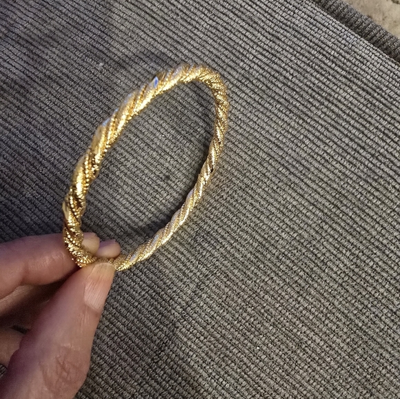 21kgp Dubai Jewelry Elegant Gold-Tone Twisted Bangles - Picture 9 of 10